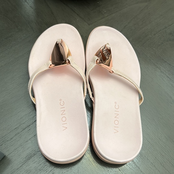 Vionic Raysa Women's Toe Post Supportive Sandal - Picture 9 of 14